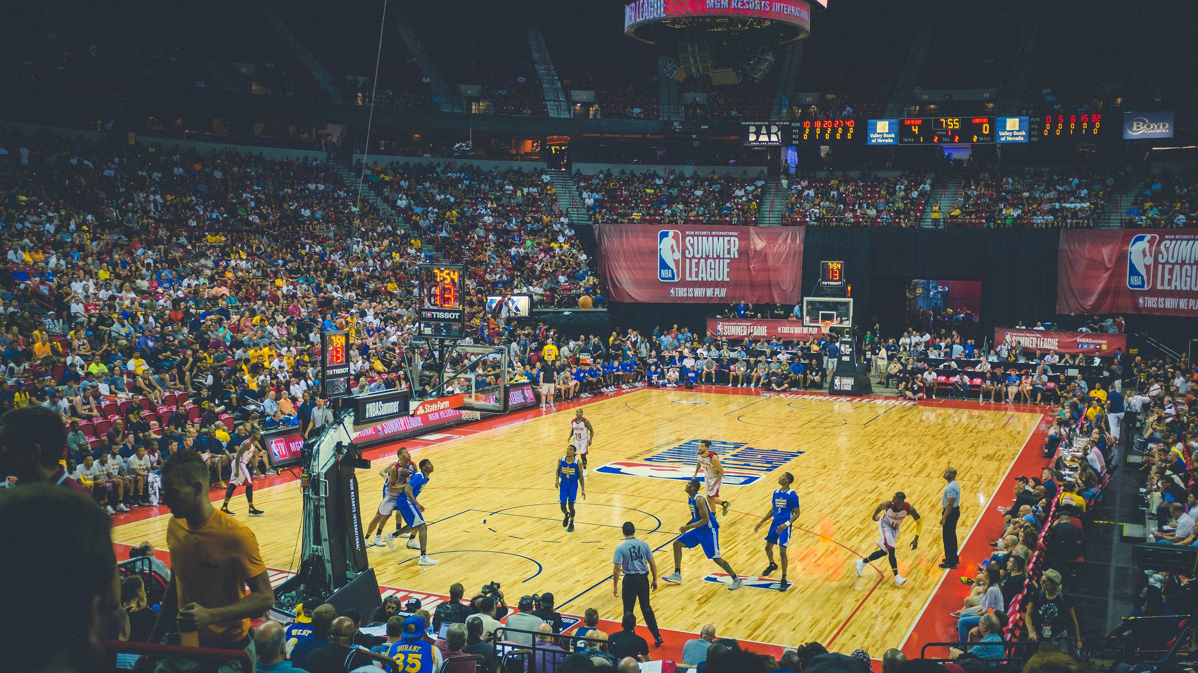 _赛场VR体验：观众通过虚拟现实近距离感受比赛_，vr虚拟现实比赛题目